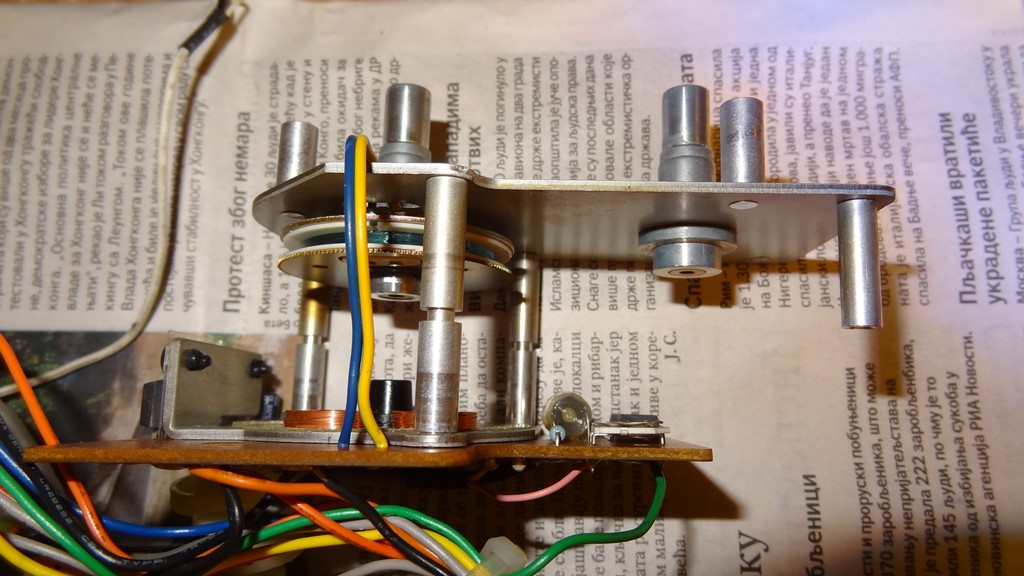 Na slici je liveni aluminijumski nosač zamajaca i aktuatori DD motora, kao i njegova kontrolna elektronika.
